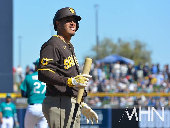 (메이저리그 샌디에이고 '거포' 매니 마차도가 21일 열린 스프링캠프 경기에서 한국계 투수 데인 더닝을 상대하고 있다)