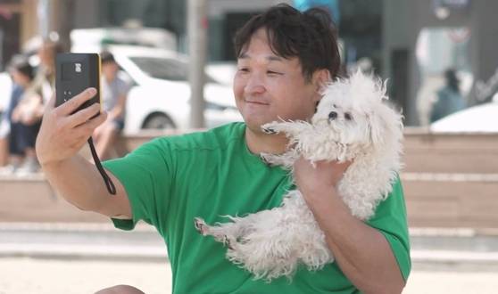 배우 구성환과 그의 반려견 꽃분이. MBC '나 혼자 산다' 스틸컷.
