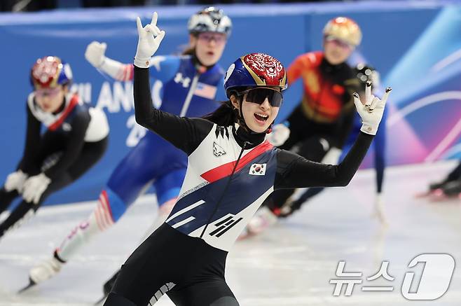 쇼트트랙 김길리가 20일(현지시간) 이탈리아 밀라노 아이스 스케이팅 아레나에서 열린 2026 밀라노·코르티나담페초 동계올림픽 쇼트트랙 여자 1500m 결승에서 1위로 결승선을 통과 후 환호하고 있다. 2026.2.21 ⓒ 뉴스1 김진환 기자