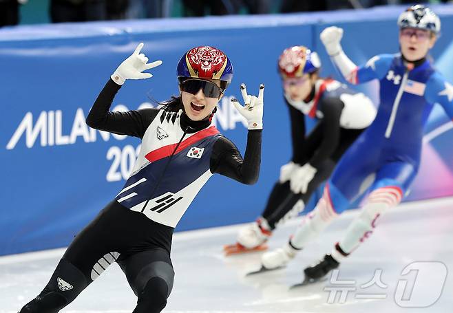 쇼트트랙 김길리가 20일(현지시간) 이탈리아 밀라노 아이스 스케이팅 아레나에서 열린 2026 밀라노·코르티나담페초 동계올림픽 쇼트트랙 여자 1500m 결승에서 금메달을 확보한 후 환호하고 있다. 2026.2.21 ⓒ 뉴스1 김진환 기자