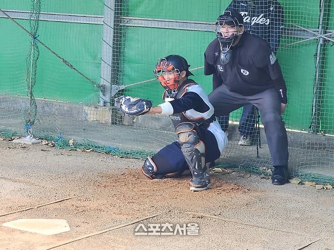 한화 최재훈이 21일 일본 오키나와 고친다 구장에서 문동주의 불펜피칭을 받고 있다. 오키나와 | 김동영 기자 raining99@sportsseoul.com