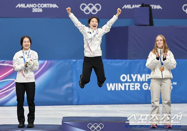 21일(한국시간) 이탈리아 밀라노 스피드스케이팅 아레나에서 열린 밀라노동계올림픽 쇼트트랙 여자 1500m 결승전. 금메달 수상하는 김길리. 밀라노(이탈리아)=송정헌 기자songs@sportschosun.com/2026.02.21/