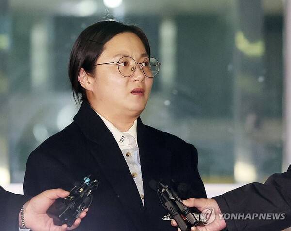 전직 매니저들에 대한 '갑질'과 불법 의료행위 의혹을 받는 방송인 박나래씨가 20일 경찰에 출석해 조사를 받은 뒤 서울 강남경찰서를 나서며 취재진 질문에 답하고 있다. 2026.2.20 ⓒ연합뉴스