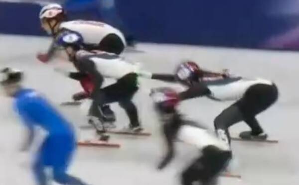 최민정 밀어주는 심석희. ⓒ연합뉴스