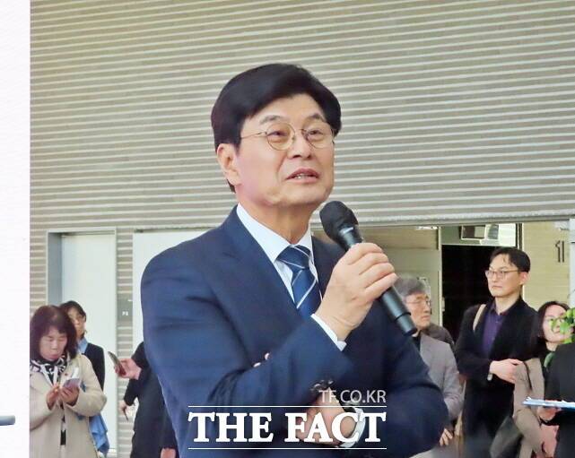 이춘희 전 세종시장이 21일 세종시 집현동 공동캠퍼스 도서관에서 저서 '세종시 대한민국의 중심이 되다' 출판기념회를 열고 책소개를 하고 있다. /김형중 기자