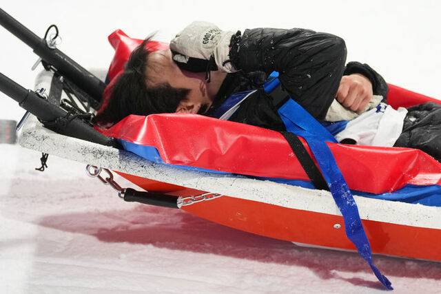 이승훈이 20일(현지시각) 이탈리아 리비뇨 스노파크에서 열린 2026 밀라노·코르티나담페초 동계올림픽 프리스타일 스키 남자 하프파이프 결선을 앞두고 연습에서 부상으로 들것에 실려 옮겨지고 있다. /리비뇨=AP.뉴시스