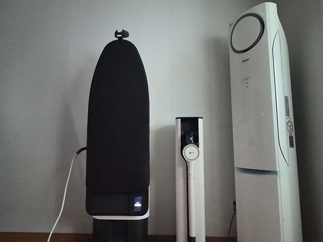 왼쪽부터 LG 시스템 아이어닝, LG 코드제로 올인원타워 무선청소기, LG 휘센 스탠드형 에어컨의 모습. 김진영 기자