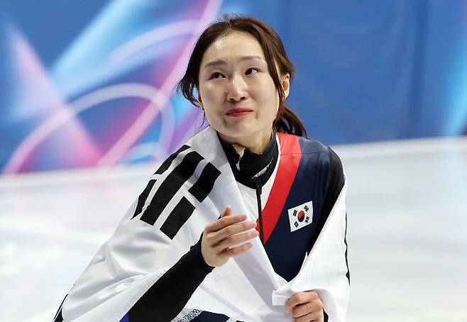 쇼트트랙 최민정이 20일(현지시간) 이탈리아 밀라노 아이스 스케이팅 아레나에서 열린 2026 밀라노·코르티나담페초 동계올림픽 쇼트트랙 여자 1500m 결승에서 은메달을 확보 후 태극기를 두른 채 눈물을 흘리고 있다. 뉴스1