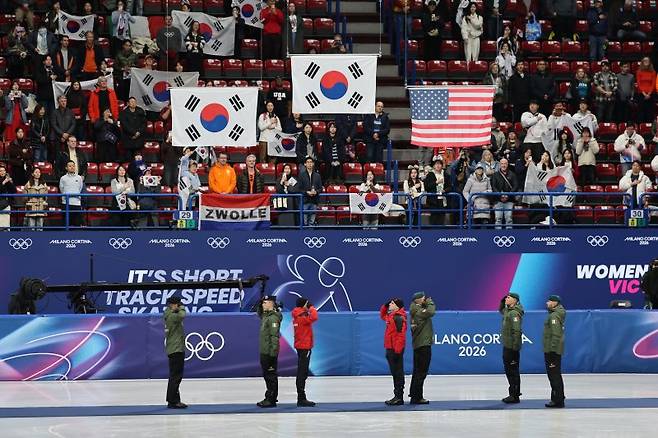 20일(현지시간) 이탈리아 밀라노 아이스스케이팅 아레나에서 열린 2026 밀라노ㆍ코르티나담페초 동계올림픽 쇼트트랙 여자 1,500m 시상식에서 태극기 두개가 나란히 걸려있다. 이날 김길리와 최민정이 나란히 금메달ㆍ은메달을 따냈다. 연합뉴스