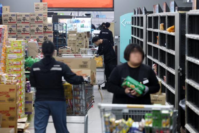 9일 서울 이마트 청계천점 PP센터에서 주문 상품들에 대한 분류 작업이 이뤄지고 있다. 8일 박수현 더불어민주당 수석대변인은 브리핑을 통해 "고위 당정협의회에서 대형마트의 새벽 배송 허용 등 온라인 배송 규제를 합리화하기 위한 유통산업발전법을 개정하기로 했다"고 밝혔다. 연합뉴스