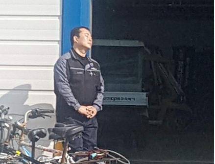 지난해 6월 2일 충남 태안군 소재 태안화력발전소에서 기계에 몸이 끼어 사망한 고(故) 김충현 노동자가 혼자 일했던 공작실 앞에서 잠시 햇볕을 쬐는 모습. 그는 임금의 절반 이상을 하청업체에서 중간착취당했다. 태안화력 고 김충현 비정규직 노동자 사망사고 대책위원회 제공