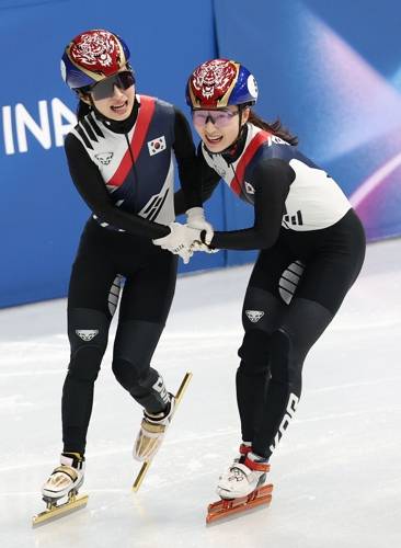 쇼트트랙 국가대표 김길리(왼쪽)와 최민정. 사진=연합뉴스