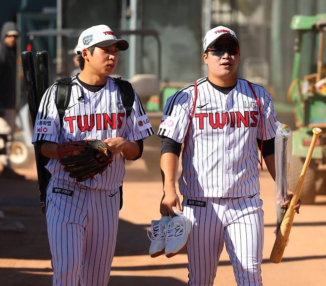 LG 추세현(왼쪽)과 문보경. 구단 제공