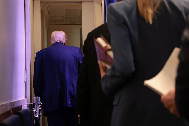 도널드 트럼프 미국 대통령이 상호관세가 위법하다는 대법원의 판결이 나온 20일(현지시간) 워싱턴 백악관에서 진행한 기자회견에서 대법관들을 원색적으로 비난했다. 로이터=연합뉴스