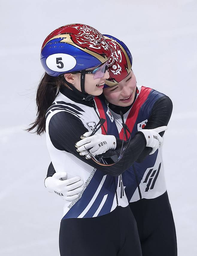 21일(한국 시간) 이탈리아 밀라노 아이스 스케이팅 아레나에서 열린 2026 밀라노·코르티나담페초 동계올림픽 쇼트트랙 여자 1500m 결승에서 은메달을 따맨 최민정(왼쪽)이 금메달을 확보한 김길리를 축하하고 있다. 뉴스1