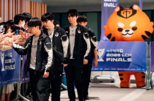 젠지 e스포츠의 마스코트인 호랑이 캐릭터 '젠랑이'가 젠지 선수들을 응원하고 있는 모습 /LCK 제공