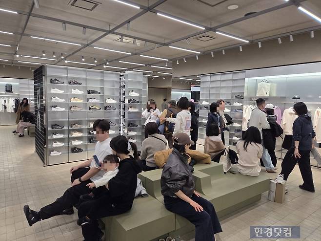 20일 오후 서울 영등포구에 있는 더현대 서울 '온' 매장이 소비자들로 북적이고 있다. /사진=박수림 기자