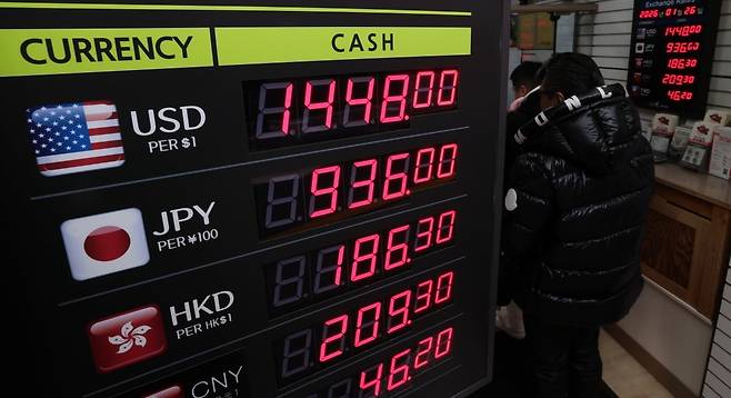 서울 명동에서 외국인들이 환전을 하고 있다. 사진=한국경제신문