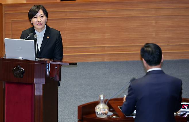 송미령 농림축산식품부 장관이 지난 10일 국회 본회의장에서 열린 경제 분야 대정부질문에서 더불어민주당 위성곤 의원의 질문에 답하고 있다. 연합뉴스