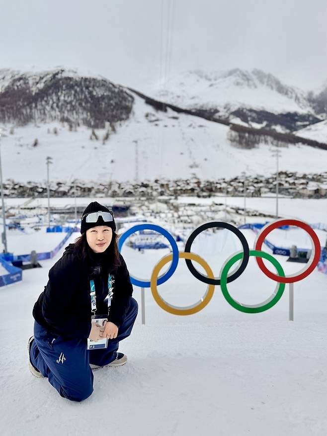 박희진 밀라노·코르티나담페초 동계올림픽 파크&파이프 기술총괄책임자(Technical Delegate)가 이탈리아 리비뇨 스노파크에 설치된 올림픽 오륜기 조형물 앞에서 포즈를 취하고 있다. 본인 제공