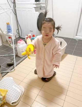아이들이 귀여운 순간 중 하나는 어른인 척하며 부모의 물건을 탐할 때다. 맞지도 않는 고무장갑과 슬리퍼를 착용한 모습. /사진=최우영 기자