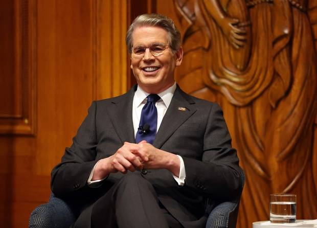 스콧 베선트 미국 재무부 장관이 20일(현지 시간) 미국 텍사스주 댈러스에서 열린 ‘댈러스 경제클럽’ 행사에서 질문을 받고 있다. AFP연합뉴스