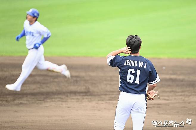 2026 월드베이스볼클래식(WBC)에 출전하는 국가대표팀 투수 정우주가 20일 일본 오키나와 온나손의 아카마 구장에서 열린 삼성 라이온즈와의 연습경기에서 양우현에 홈런을 허용한 뒤 아쉬워 하는 모습. 사진 고아라 기자