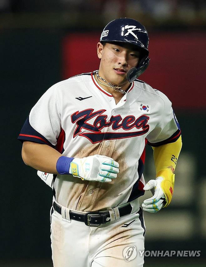 안현민, 한 점차 추격의 솔로포 (도쿄=연합뉴스) 이동해 기자 = 16일 일본 도쿄돔에서 열린 2025 K베이스볼 시리즈 대한민국과 일본의 평가전. 8회말 1사 주자없는 상황 안현민이 솔로홈런을 친 뒤 그라운드를 돌고 있다. 2025.11.16 eastsea@yna.co.kr
