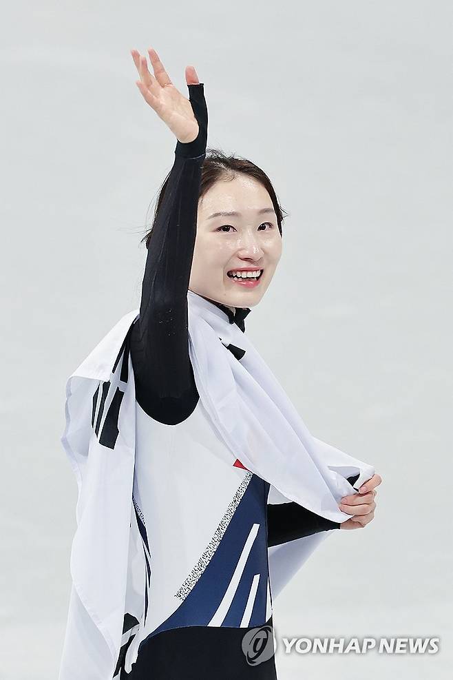 최민정, 붉어진 눈시울로 세리머니 (밀라노=연합뉴스) 서대연 기자 = 20일(현지시간) 이탈리아 밀라노 아이스스케이팅 아레나에서 열린 2026 밀라노ㆍ코르티나담페초 동계올림픽 쇼트트랙 여자 1,500m 결승에서 은메달을 딴 최민정이 눈시울이 붉어진 채로 태극기 세리머니를 펼치고 있다. 2026.2.21 dwise@yna.co.kr