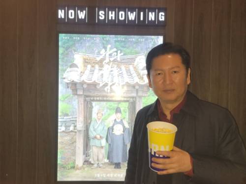 ◇영화 관람 인증샷을 남긴 더불어민주당 정청래 대표. 개인 SNS.