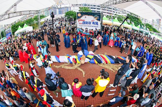 태화강마두희축제가 문화체육관광부 지정 '2026~2027 문화관광축제 예비축제'로 다시 선정됐다.사진은 지난 2025년 행사 모습. 울산매일 포토뱅크