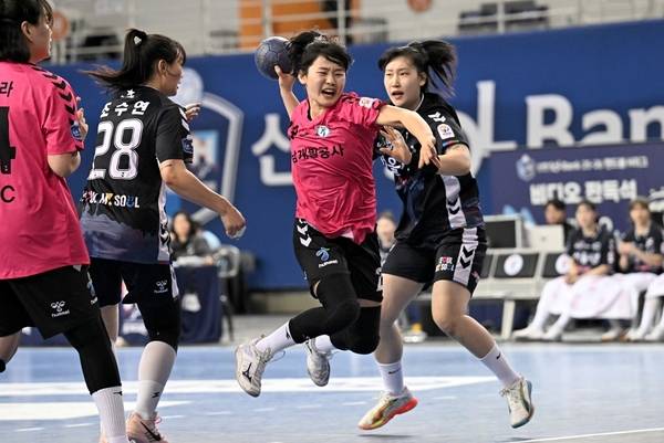 경남개발공사 김아영이 21일 서울 올림픽공원 핸드볼경기장에서 열린 서울시청과 맞대결에서 슛을 시도하고 있다. /한국핸드볼연맹