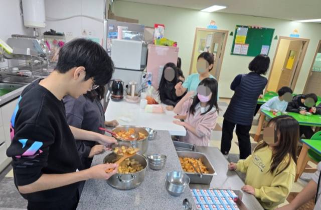한울안중은 학생들이 직접 가꾼 농작물 판매 수익, 영상제 상금 등을 모은 90만원을 지역아동센터와 학교폭력 예방을 위해 힘쓰는