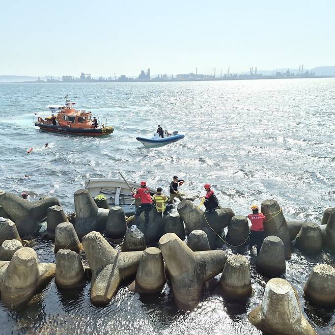 전복 요트 승선원 구조. /포항해양경찰서 제공