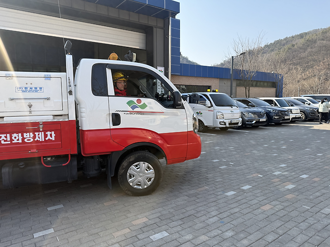 ▲ 22일 오전 동구 산불대응센터에서 대원들이 훈련으로 출동하고 있는 모습. 이유경 기자