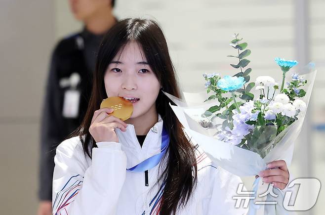 2026 밀라노·코르티나담페초 동계올림픽 스노보드 여자 하프파이프에서 금메달을 차지한 최가온이 16일 인천공항2터미널을 통해 귀국해 포즈를 취하고 있다. 2026.2.16 ⓒ 뉴스1 박지혜 기자