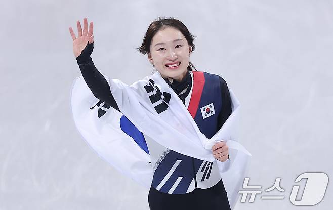 쇼트트랙 최민정이 20일(현지시간) 이탈리아 밀라노 아이스 스케이팅 아레나에서 열린 2026 밀라노·코르티나담페초 동계올림픽 쇼트트랙 여자 1500m 결승에서 은메달을 확보한 후 태극기를 두르고 인사하고 있다. 2026.2.21 ⓒ 뉴스1 김성진 기자