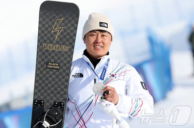 스노보드 남자 평행 대회전에서 값진 은메달을 획득한 김상겸이 8일(현지시간) 이탈리아 리비뇨의 스노파크에서 열린 2026 밀라노·코르티나담페초 동계올림픽 스노보드 남자 평행 대회전 시상식을 마친 뒤 기뻐하고 있다. 2026.2.8 ⓒ 뉴스1 김진환 기자