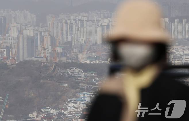 황사의 영향으로 서울을 비롯한 수도권에 올해 첫 미세먼지 경보가 발령된 22일 오후 서울 중구 남산에서 바라본 도심이 희뿌연 모습을 보이고 있다. 2026.2.22 ⓒ 뉴스1 오대일 기자