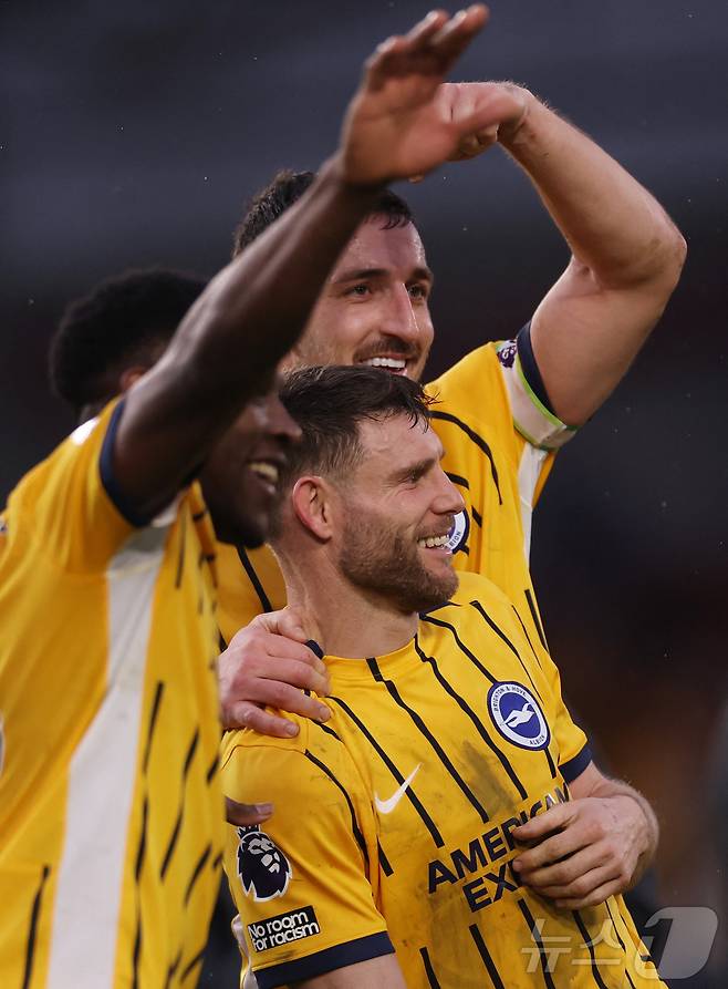 EPL 역대 최다 출전 신기록을 쓴 뒤 축하를 받는 밀너 ⓒ 로이터=뉴스1