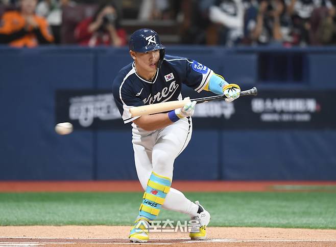 안현민이 9일 서울 고척 스카이돔에서 열린 ‘2025 K-베이스볼 시리즈’ 체코와 2차전 경기 1회초 무사1루 번트를 타석에 들어서 있다. 고척 | 최승섭 기자 thunder@sportsseoul.com