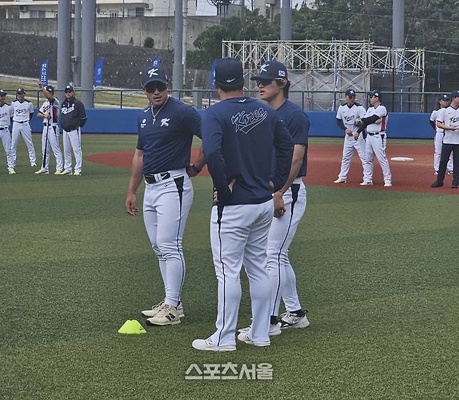 2026 WBC 대표팀 안현민-문보경-김도영(왼쪽부터)이 16일 일본 오키나와 가데나 구장에서 열린 훈련에 앞서 얘기를 나누고 있다. 오키나와 | 김동영 기자 raining99@sportsseoul.com
