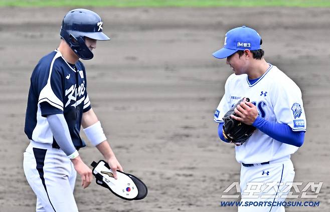 무덤덤한 표정으로 마운드에서 내려가던 배찬승에게 반갑게 인사를 건넨 박해민.