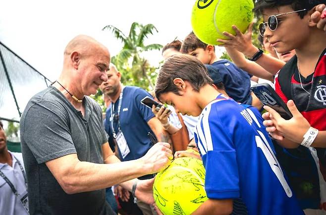 안드레 애거시가 ATP 500 리우오픈을 방문하여 어린 팬들에게 사인을 해주고 있다.