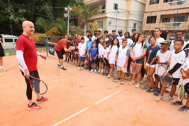 테니스 클리닉을 하는 애거시