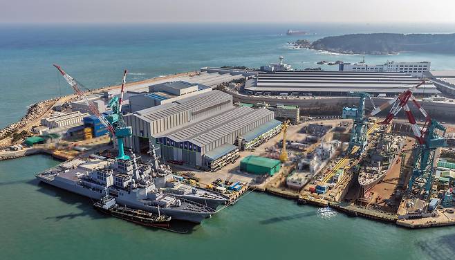 HD현대중공업 울산 조선소에 집결한 최신예 이지스 구축함 1~3번함 '정조대왕함·다산정약용함·대호김종서함'의 모습./HD현대중공업 제공