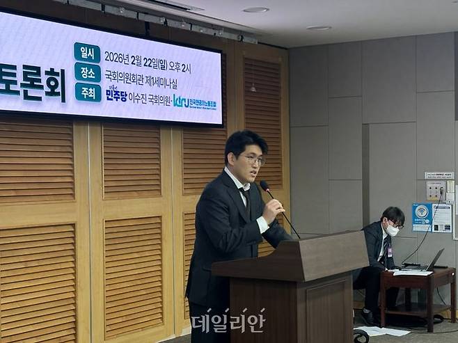 22일 서울 여의도 국회의원회관에서 열린 ‘전공의 건강권 확보 및 수련환경 개선을 위한 국회 토론회’에서 유청준 전국전공의노동조합 위원장이 발언하고 있다. ⓒ데일리안 김효경 기자