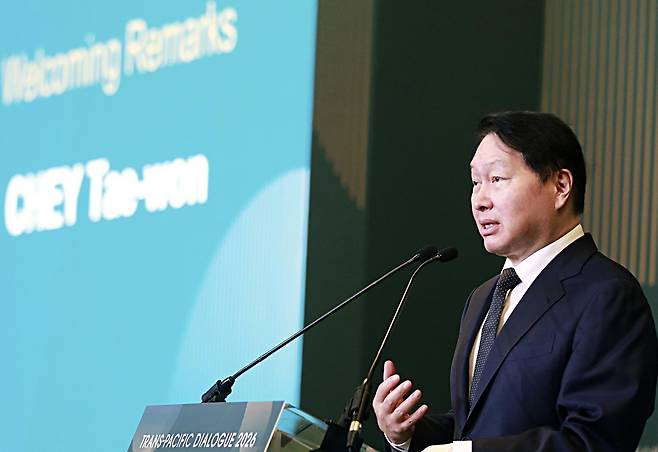 최태원 SK그룹 회장이 20일(현지시간) 미국 워싱턴DC 샐러맨더 호텔에서 열린 최종현학술재단 주최 ‘트랜스 퍼시픽 다이얼로그’(TPD) 2026‘ 행사에서 환영사를 하고 있다.(SK그룹 제공) 뉴스1