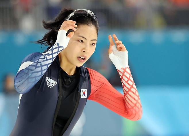 스피드스케이팅 이나현이 15일(현지시간) 이탈리아 밀라노 스피드스케이팅 스타디움 열린 2026 밀라노·코르티나담페초 동계올림픽 스피드스케이팅 여자 500m 경기를 마친 뒤 아쉬워하고 있다.뉴스1