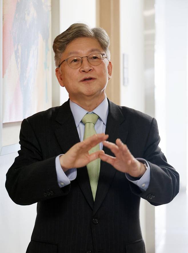 강성진 신임 한국경제학회장이 최근 서울 안암로 고려대학교에서 저성장 국면에서 탈피하기 위해서는 규제 방식을 '네거티브' 시스템으로 바꿔야 한다고 강조하고 있다. 미중 갈등 상황에 대해서는 미국과 중국 중심의 국가그룹에 얼마나 현명하게 대응하느냐가 관건이라고 설명했다. 사진=박범준 기자